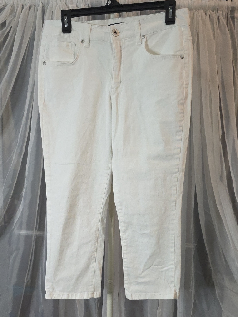 #245 Bandolino White Cropped Ankle Jeans